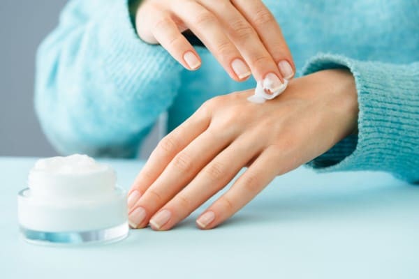 Як правильно доглядати шкіру рук взимку